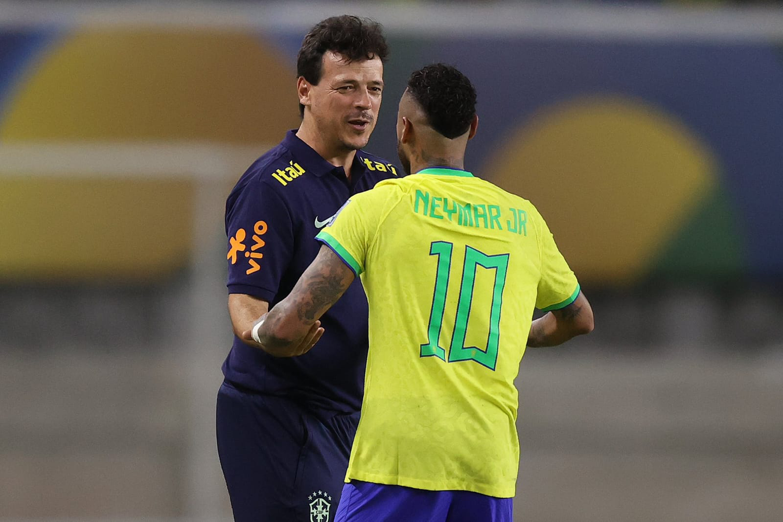 Um jogador de futebol chuta uma bola num ângulo de 30° em relação